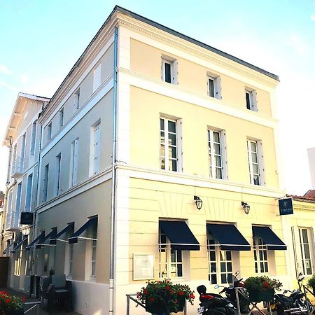 Hotel 2 Etoiles Et Restaurant Le Galet Bleu Fouras Exterior photo